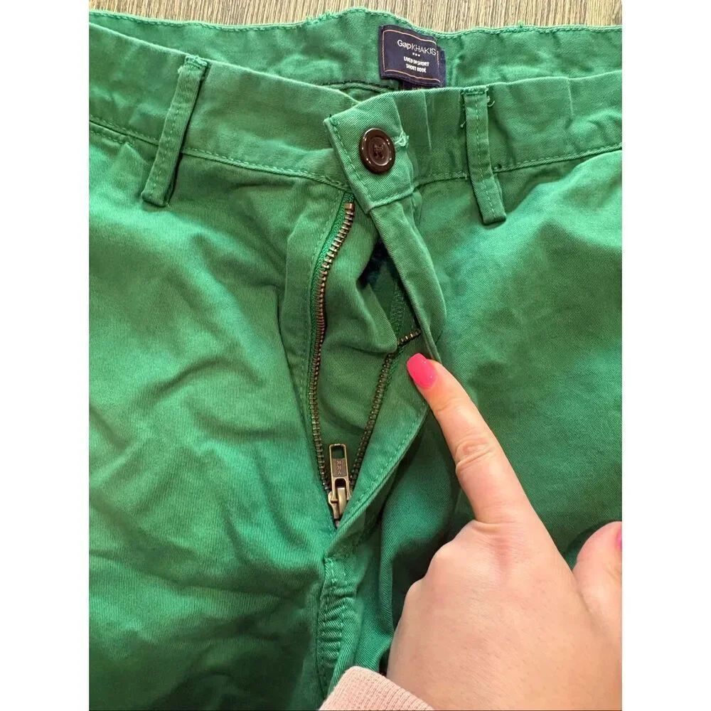 Gap Mens Khakis Lived In Shorts Mid Rise Flat Front 100% Cotton Green Size 36 - Picture 2 of 7